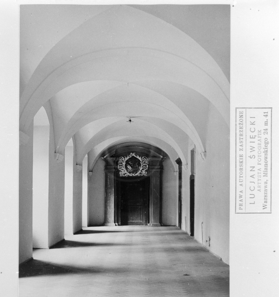 klasztor Cystersów - korytarz na 1 piętrze, skan 1