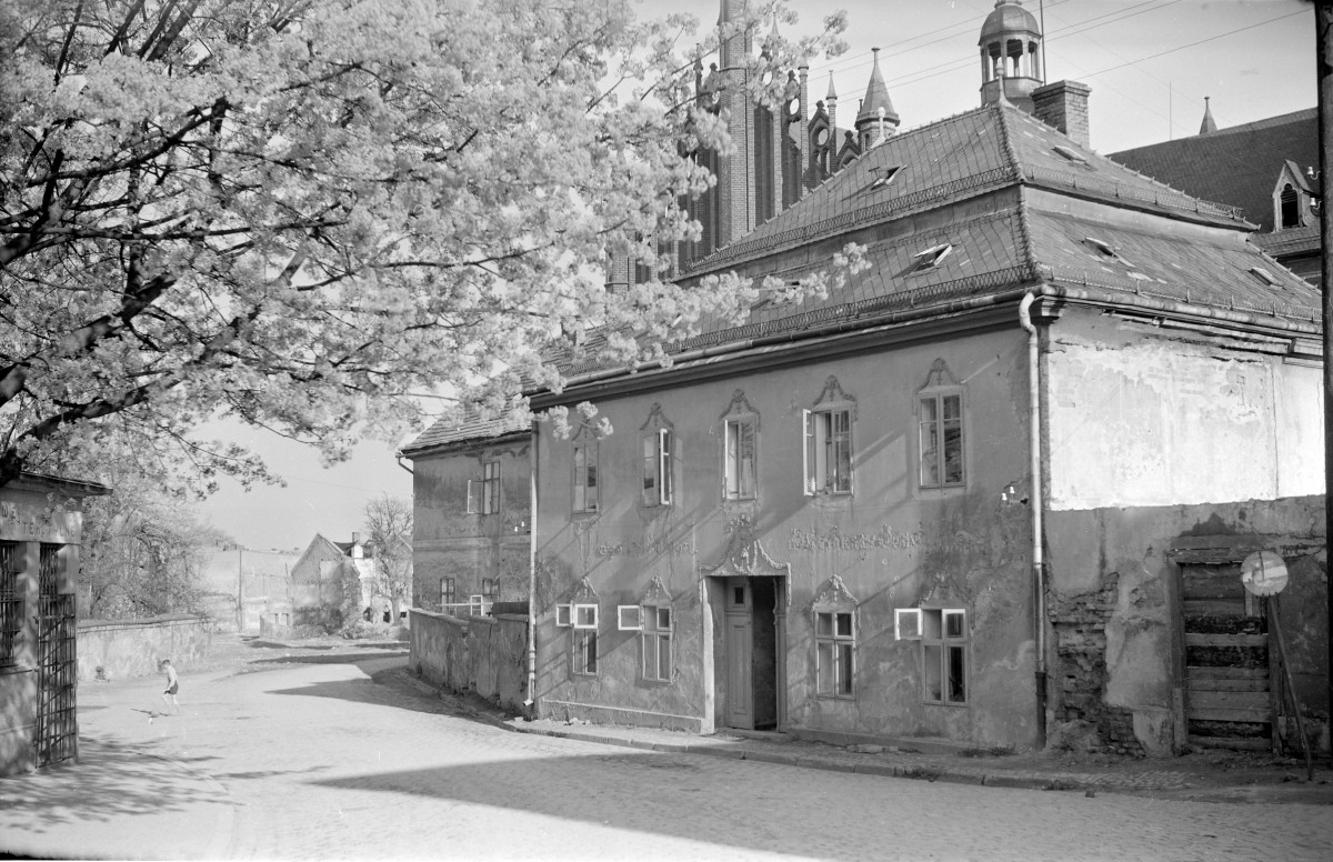 dom dawna ul. Zielona 30 - widok na elewację frontową, skan 1