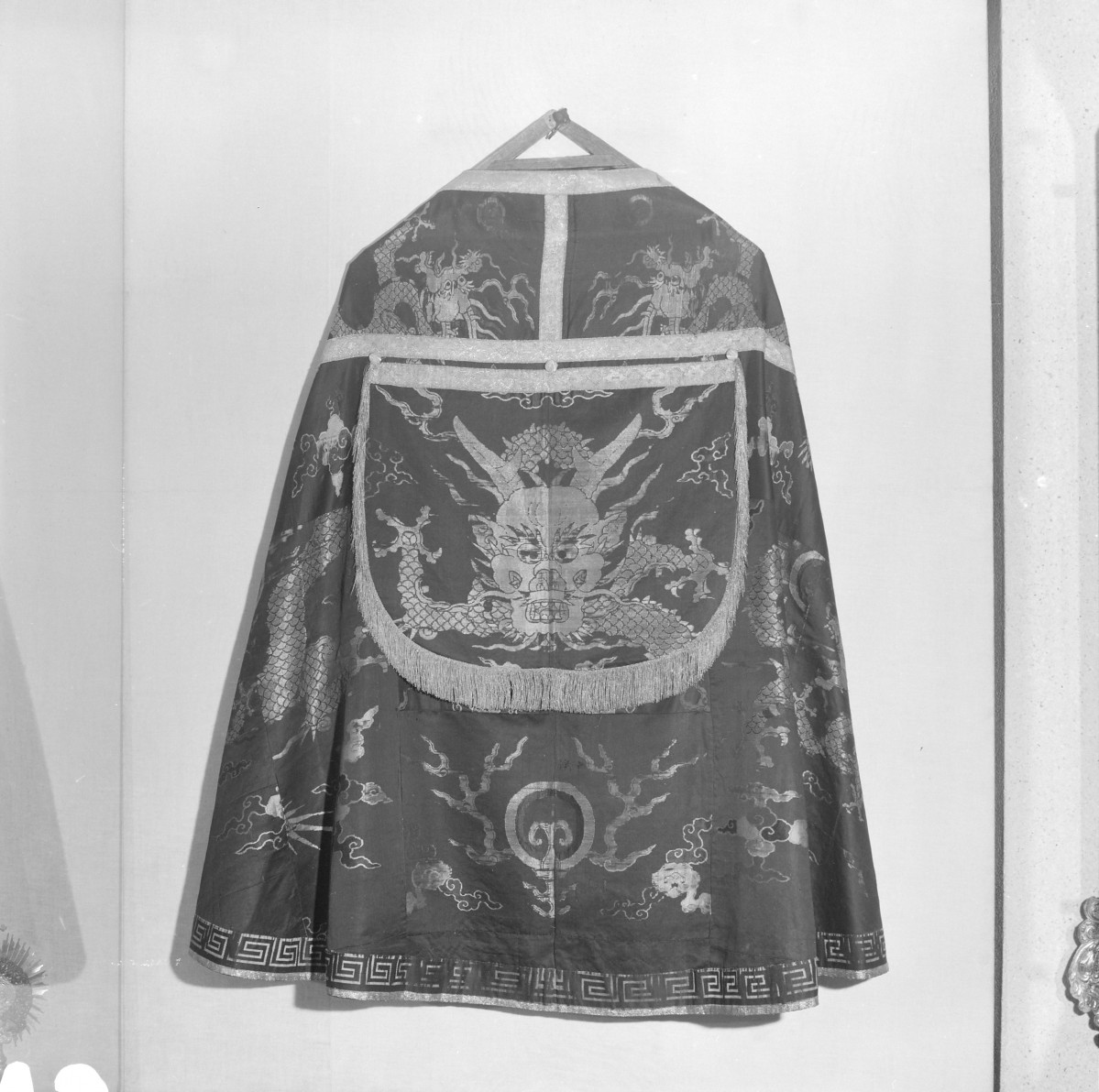 Skarbiec katedralny - Kapa z makaty Chin.1700-1733. Całość, tył., skan 1