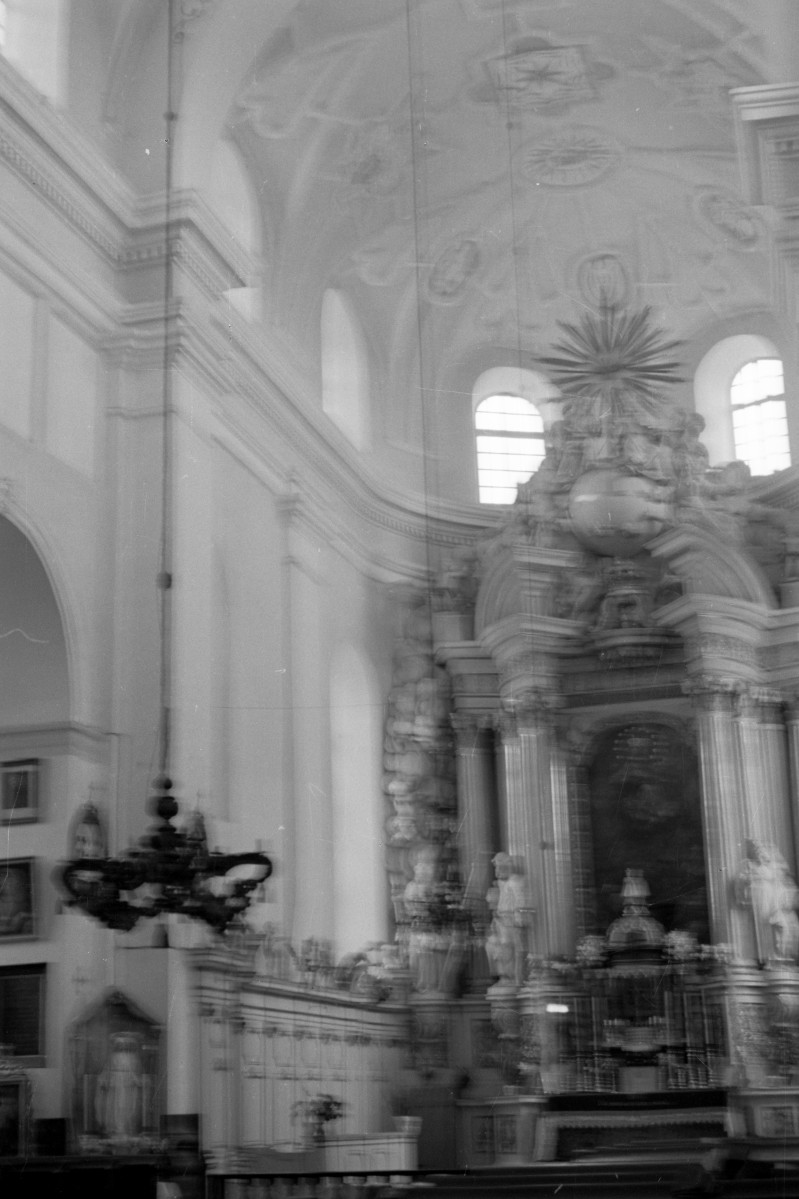 kościół parafialny - prezbiterium, ołtarz, skan 1