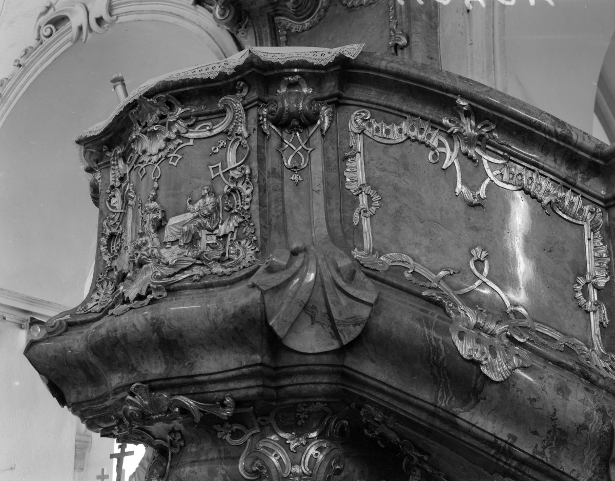 sanktuarium św. Jadwigi Śląskiej - kościół: barokowa ambona F. J. Mangoldta, detale korpusu, skan 1