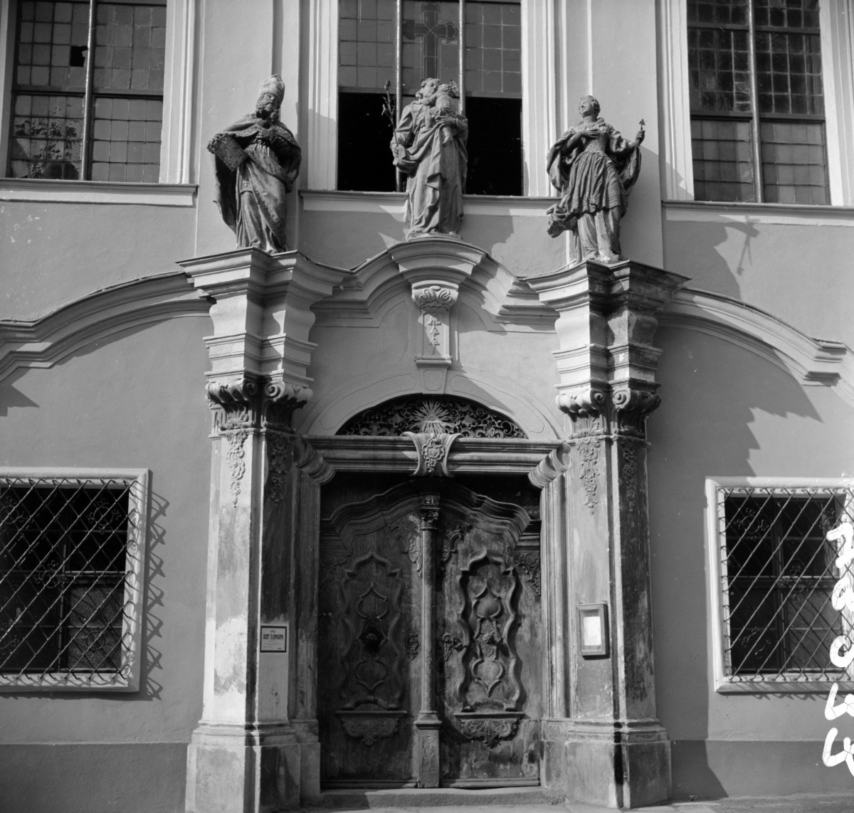 klasztor urszulanek - elewacja frontowa, portal, skan 1