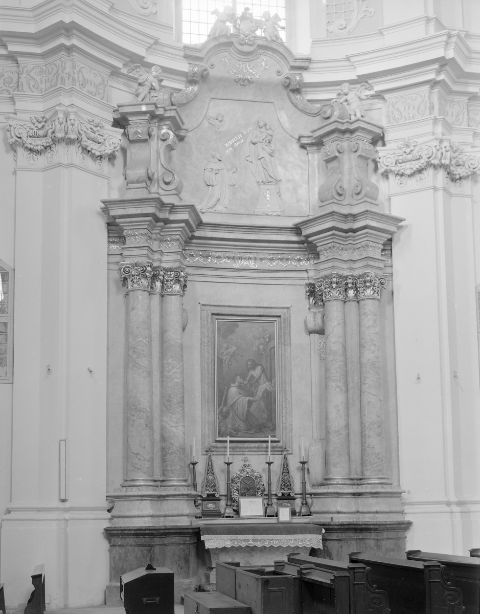 Kościół pw. NMP i św. Mikołaja - wnętrze: ołtarz boczny z kolumnami po bokach i ozdobnymi kapitelami i zwieńczeniem., skan 1