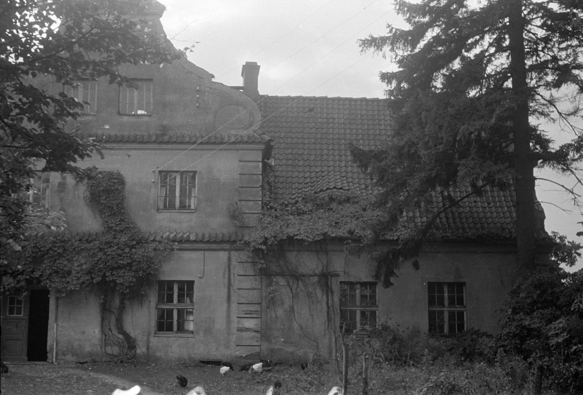 dawna plebania, ruina - elewacja, skan 1