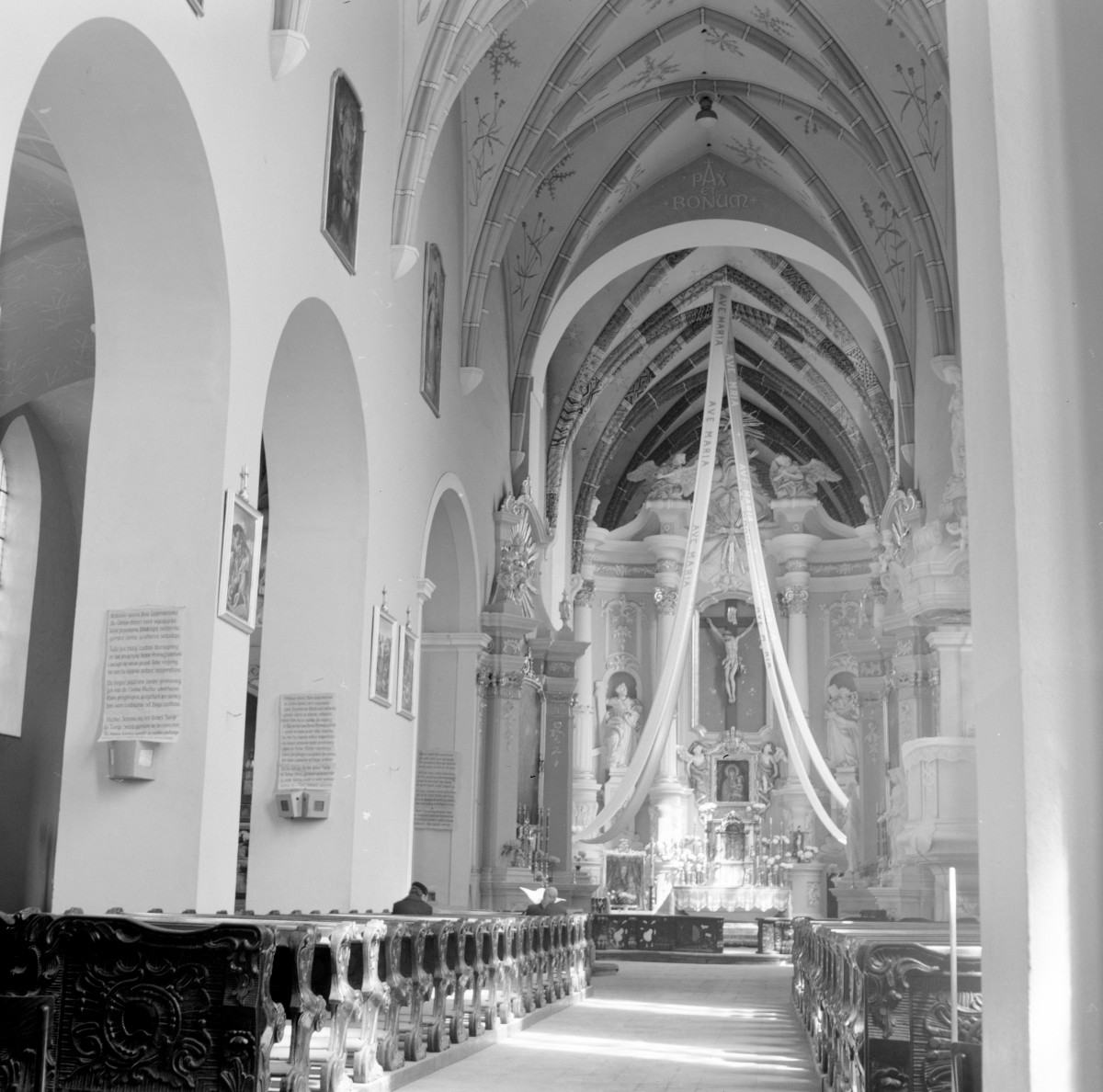 obiekt niezweryfikowany - wnetrze - nawa główna - prezbiterium - ołtarz, skan 1