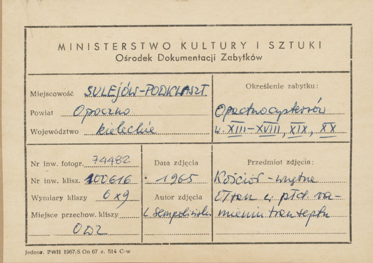 Zespół opactwa cystersów - wnętrze kościoła, widok na płd. ramię transeptu - metryczka, skan 1