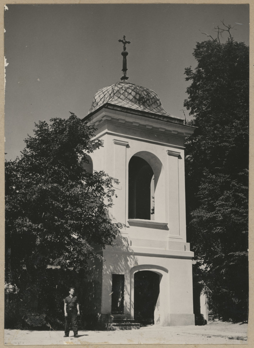 Kościół parafialny - widok na dzwonnicę , skan 1