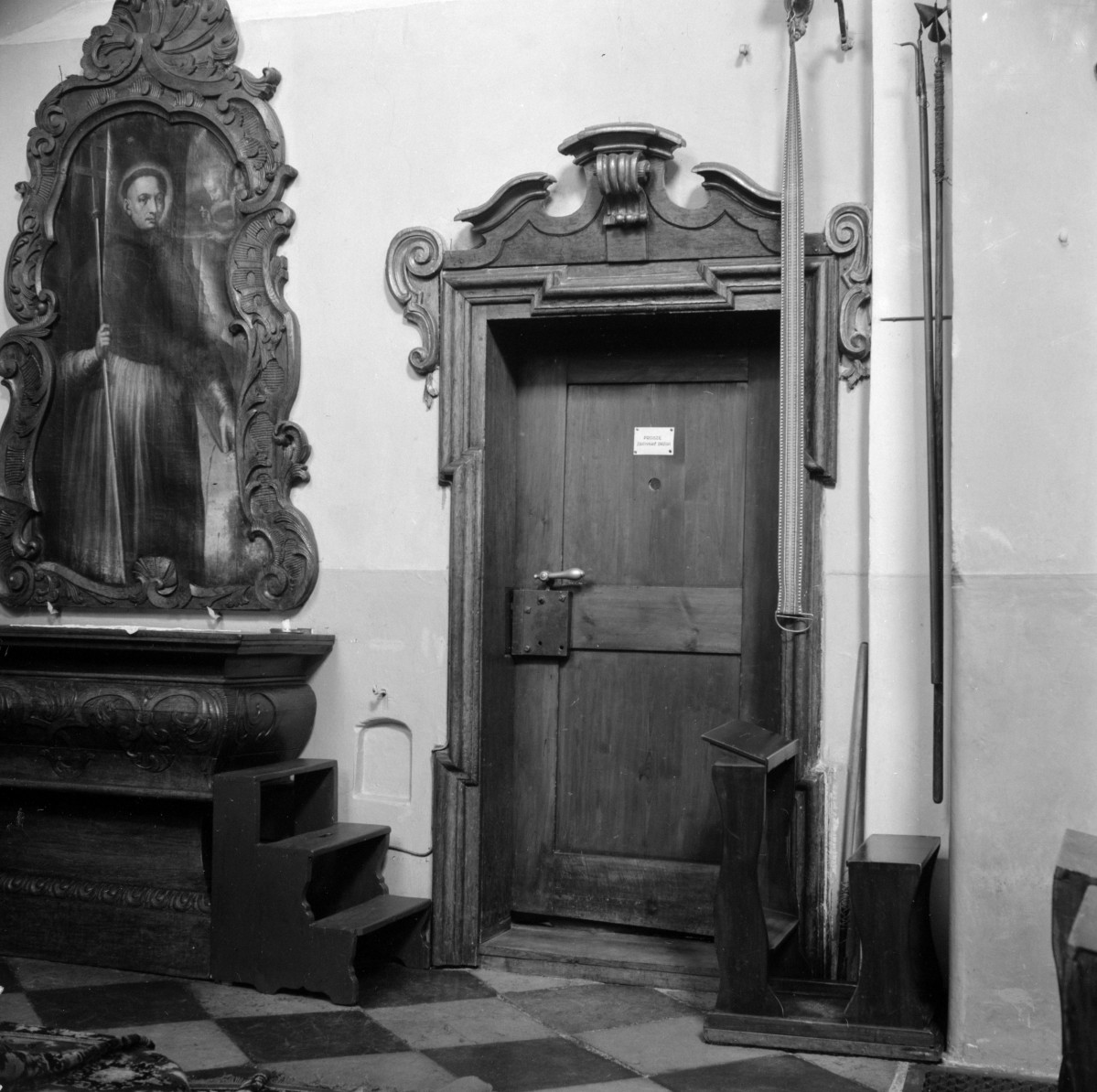 kościół św. Józefa i św. Piotra - wnętrze, portal do zakrystii, skan 1