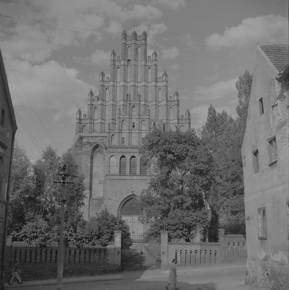 Kościół św. Piotra i św. Pawła - elewacja frontowa, szczyt, skan 1