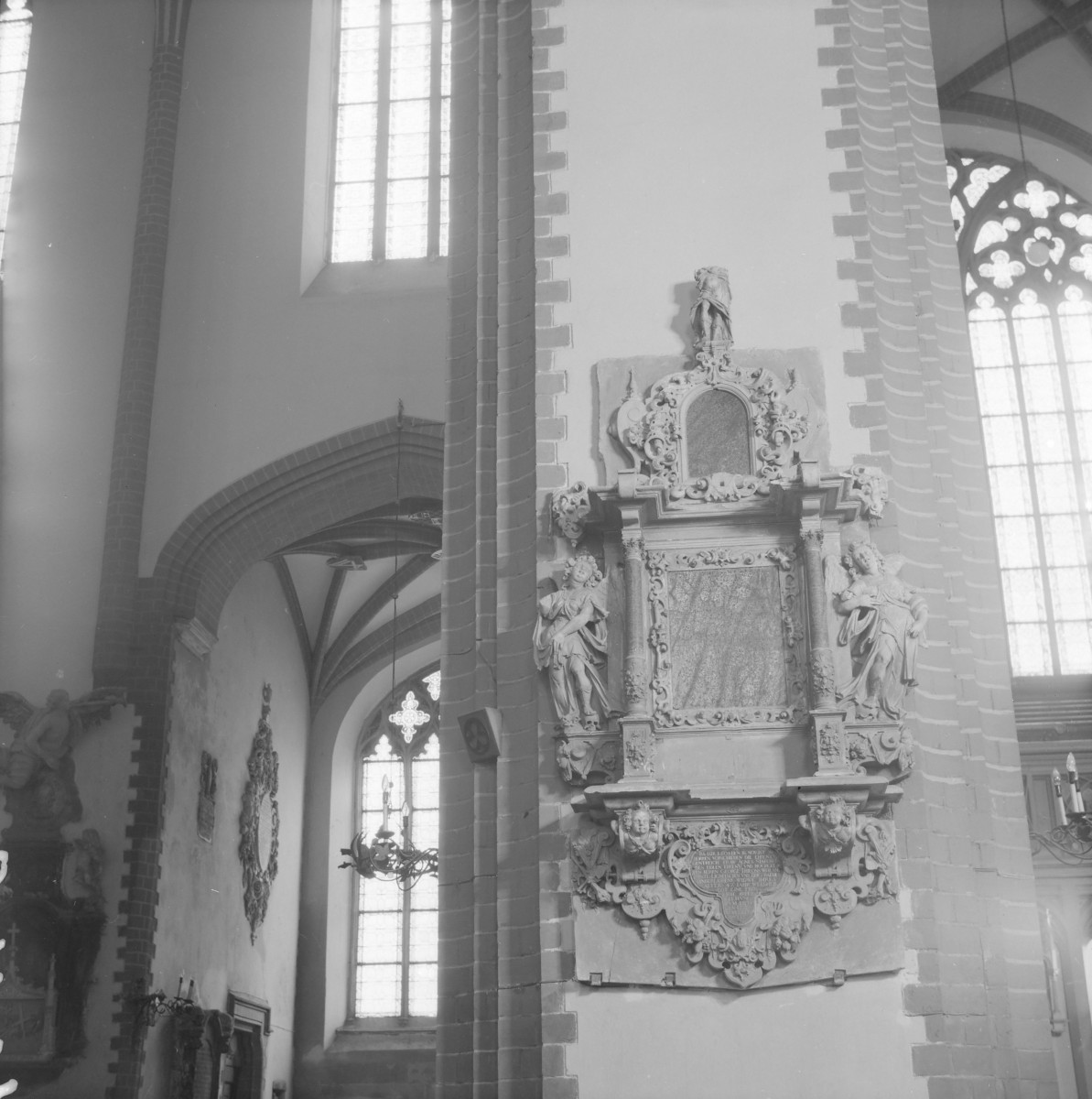 Katedra św. Apostołów Piotra i Pawła - wnętrze: epitafium, lewy filar w nawie głównej, skan 1