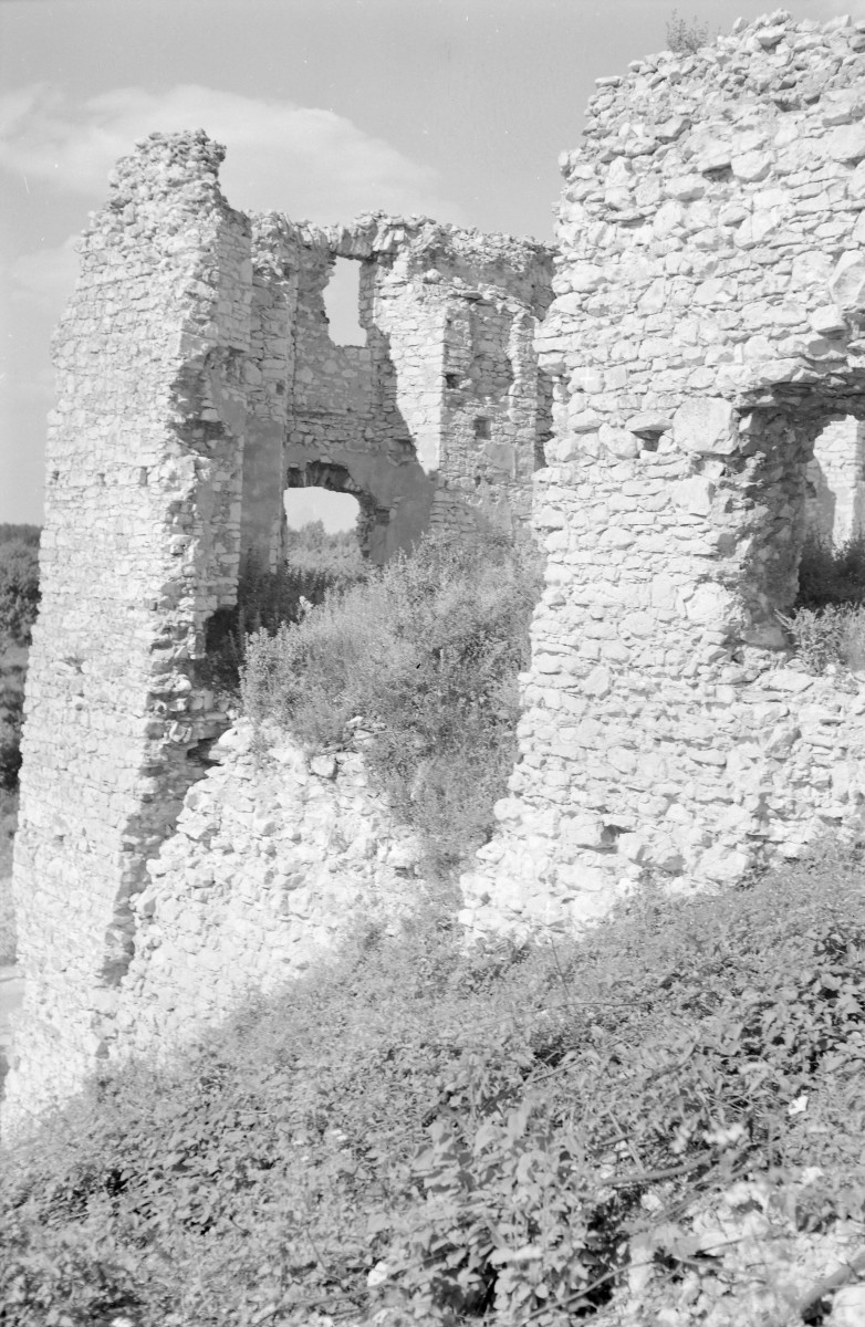 Zamek. Fragment murów czy raczej ruin., skan 1