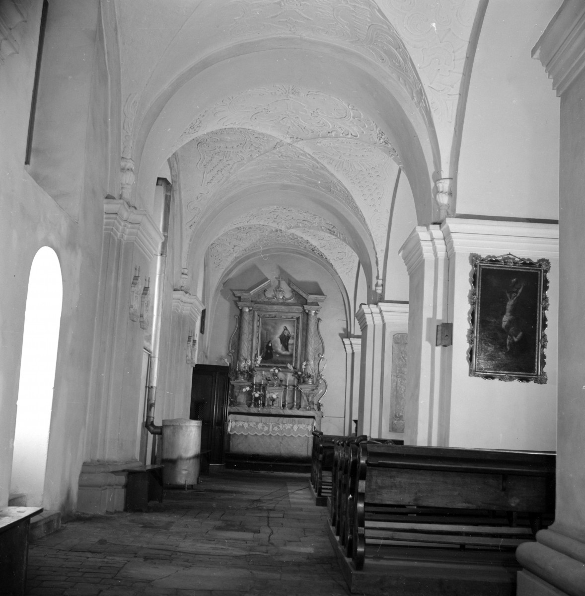 kościół Garnizonowy pw. św. Wojciecha i św. Stanisława - nawa boczna, sklepienie, ołtarz boczny, skan 1