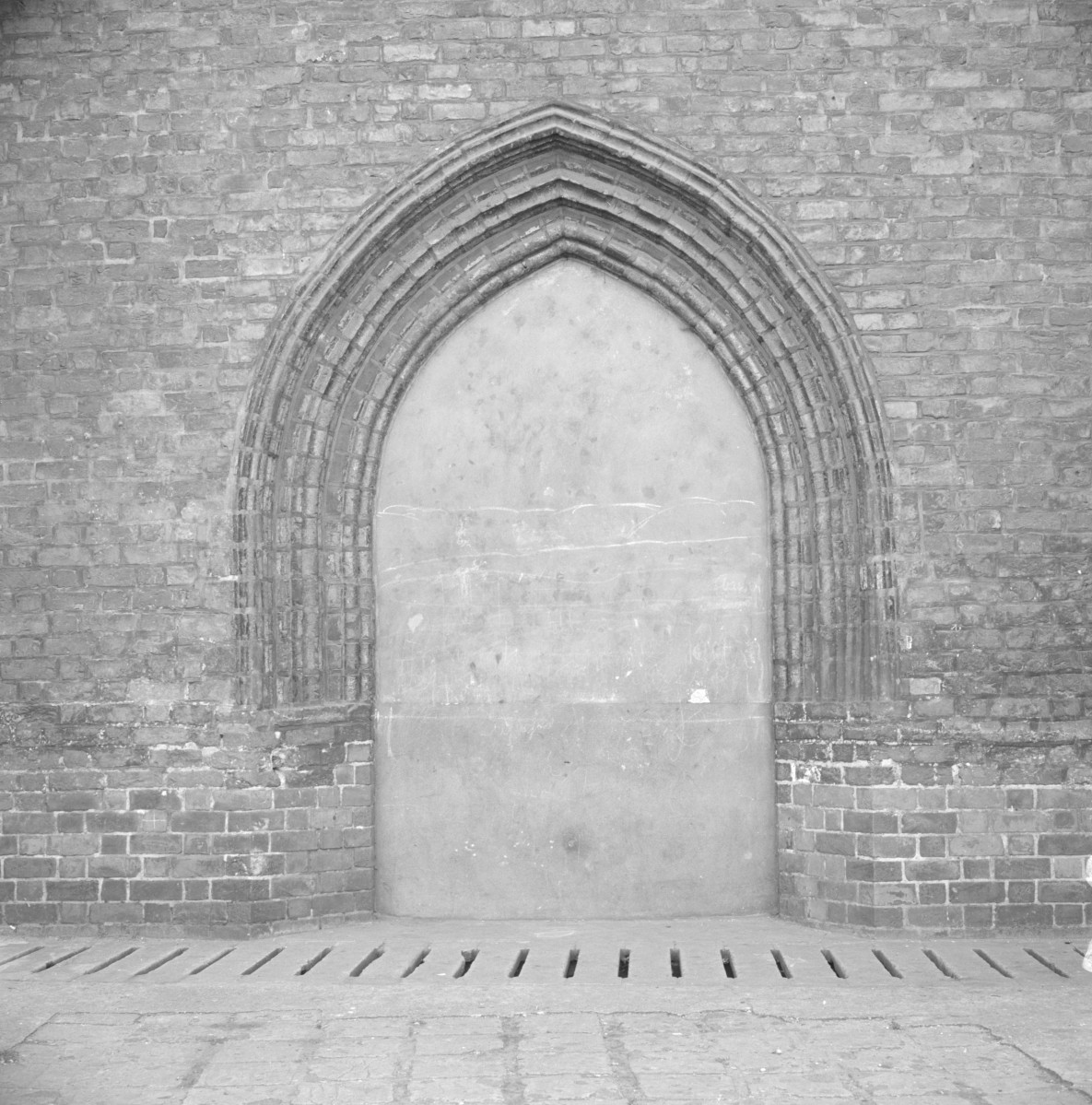 kościół św. Stanisława Biskupa - elewacja boczna, zamurowany portal, skan 1