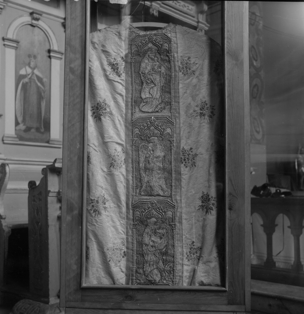 Kościół Wszystkich Świętych i św. Hieronima - wnętrze: ornat, szata liturgiczna, skan 1