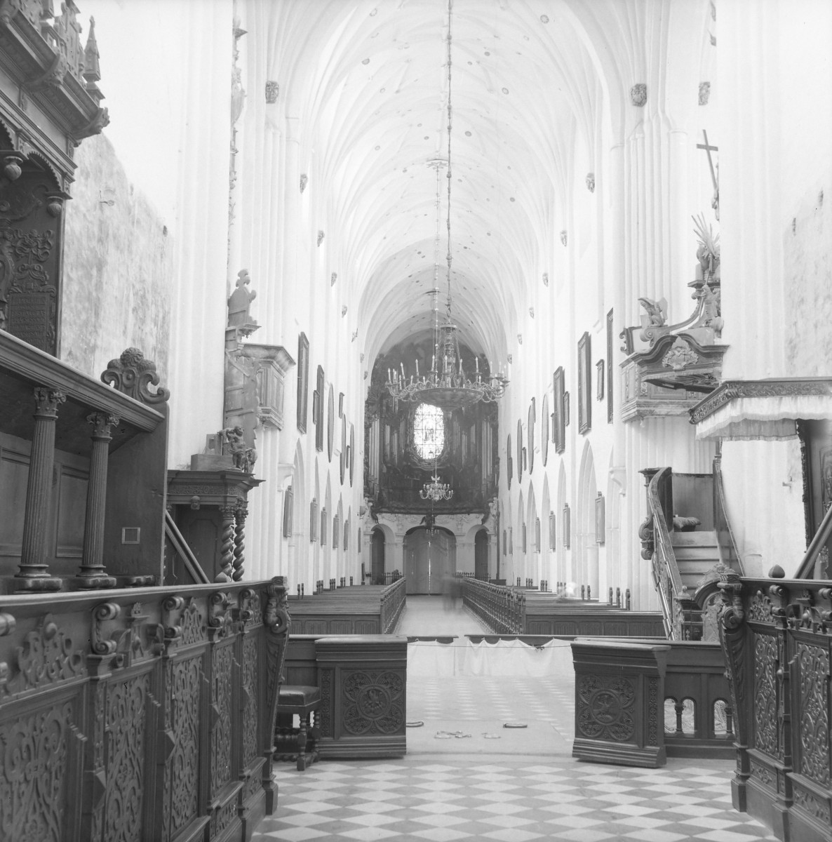 Archikatedra Oliwska - wnętrze: prezbiterium i oś widokowa na chór muzyczny, lewa strona - Stalle, prawa strona - ambona, skan 1