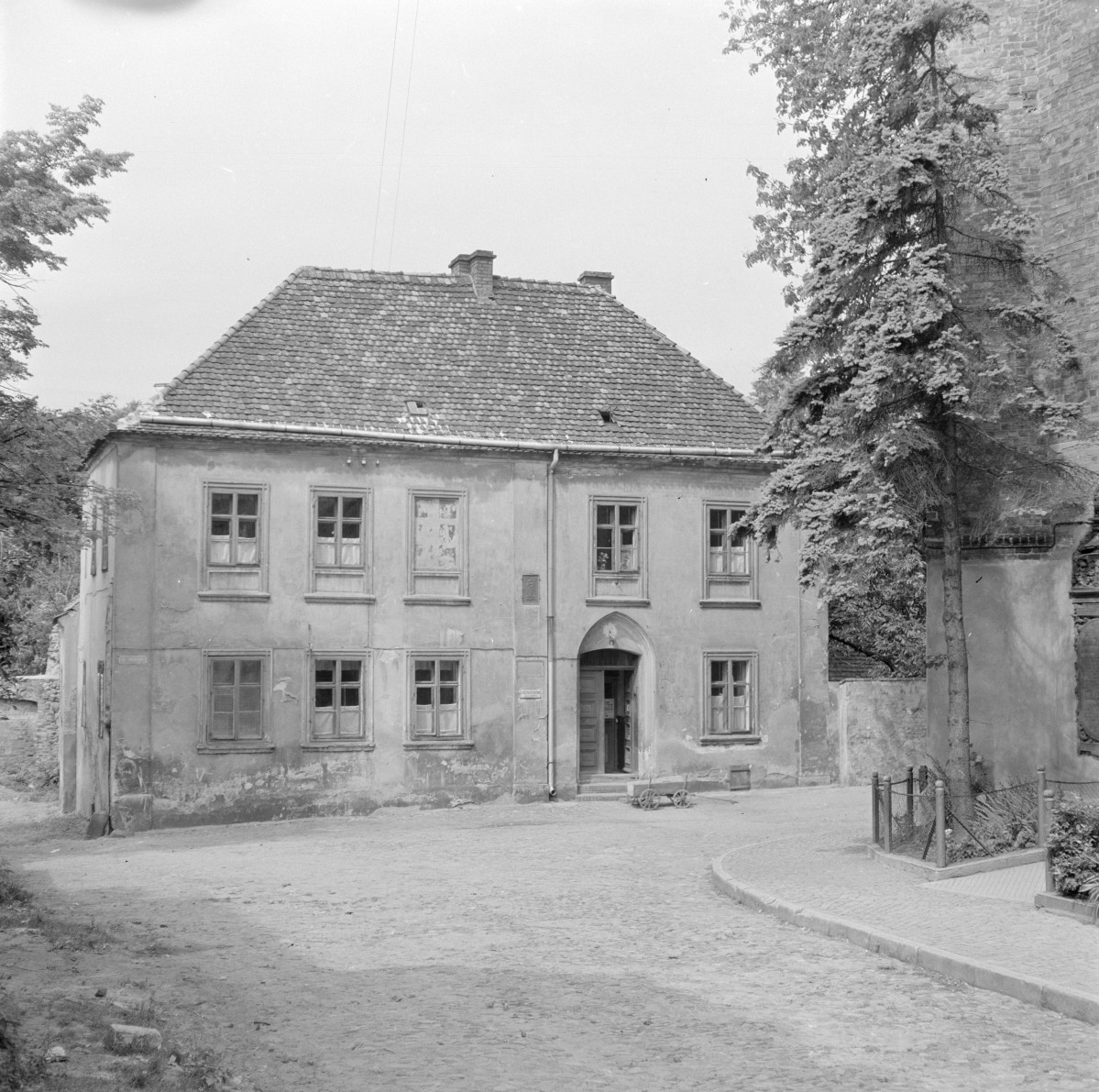 kościół pw. Matki Boskiej Gromnicznej - plebania - elewacja frontowa, skan 1