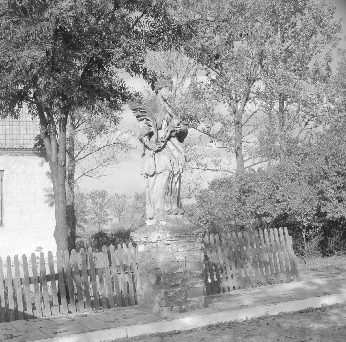 Kościół św. Józefa Oblubieńca i św. Antoniego z Padwy - figura św. Jana Nepomucena przed kościołem., skan 1