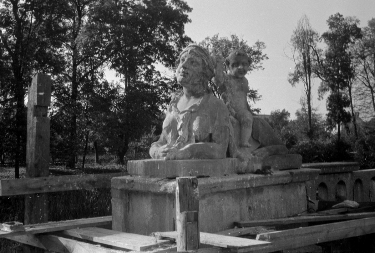 pałac Branickich - rzeźba na tarasie, skan 1