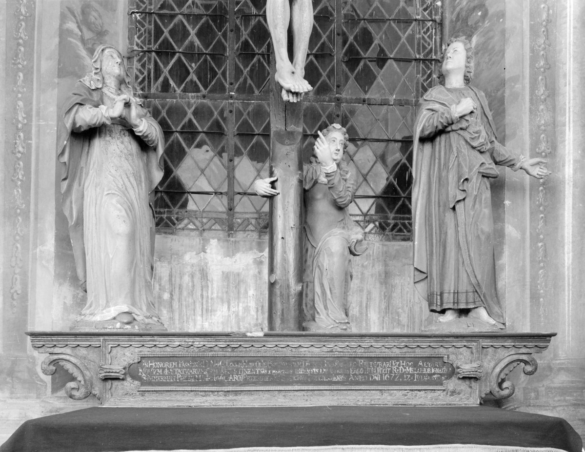 Kościół parafialny pw. Wniebowzięcia NMP i św. Mikołaja - ołtarz i krzyż w pd. kaplicy św. Krzyża., skan 1