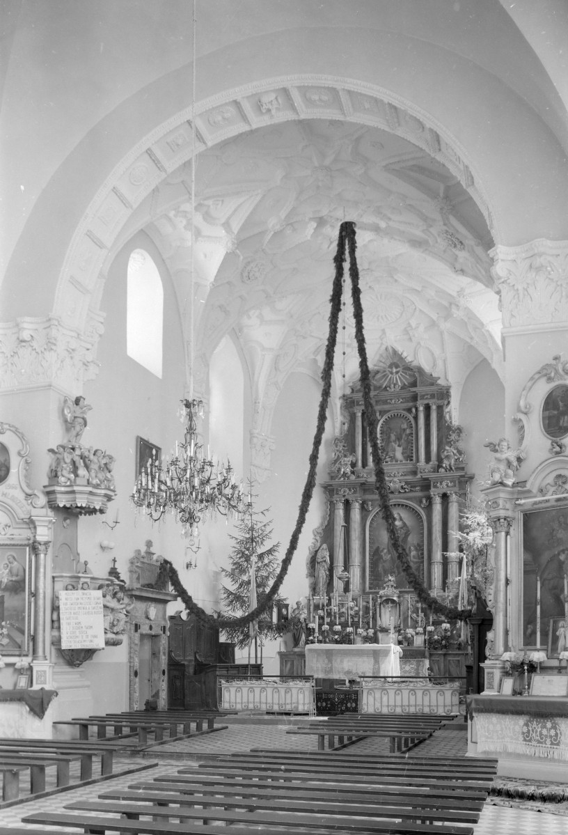 Kościół parafialny pw. św. Stanisława Biskupa - wnętrze: sklepienie kolebkowe ozdobione sztukaterią z  lunetami. Prezbiterium z widocznym ołtarzem głównym., skan 1