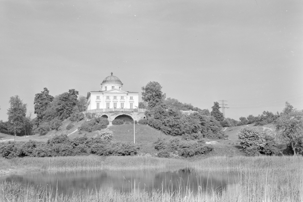 pałac Królikarnia - elewacja od ogrodu widok spoza stawu, skan 1