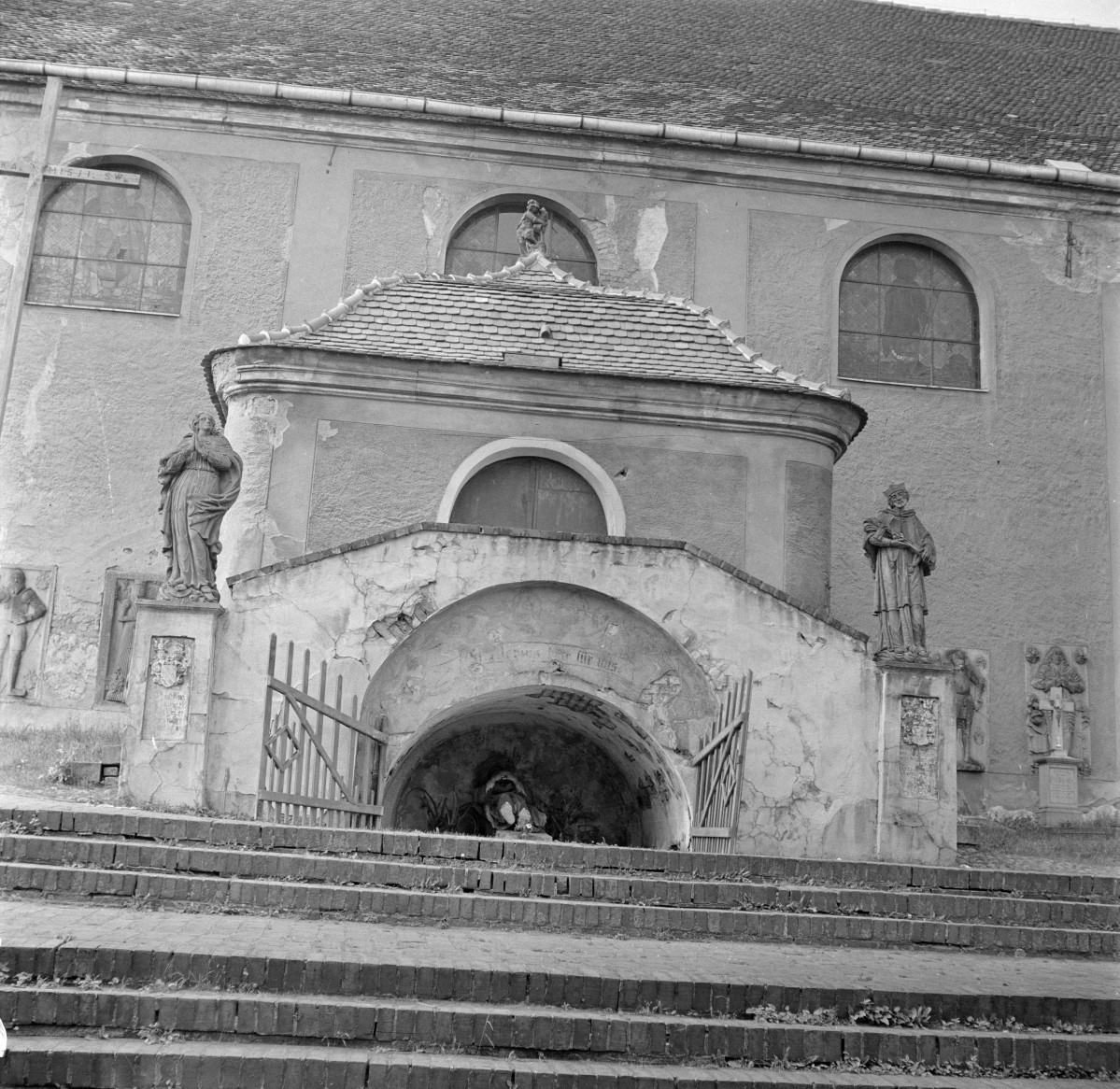 kościół pw. Jana Chrzciciela - Sanktuarium Matki Bożej Grodowieckiej – Jutrzenki Nadziei - elewacja -kaplica, skan 1