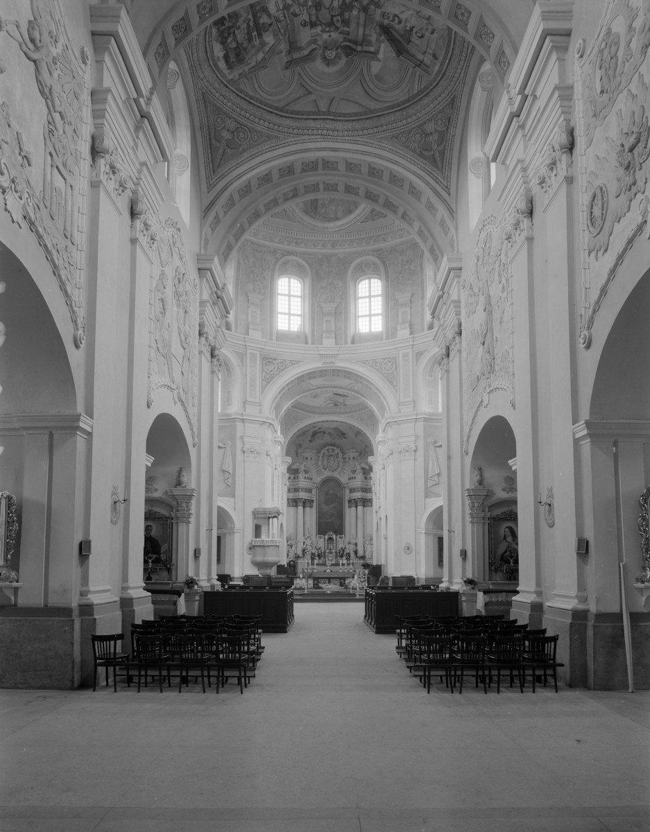 Bazylika Wniebowzięcia NMP - wnętrze: nawa główna w kierunku ołtarza głównego., skan 1