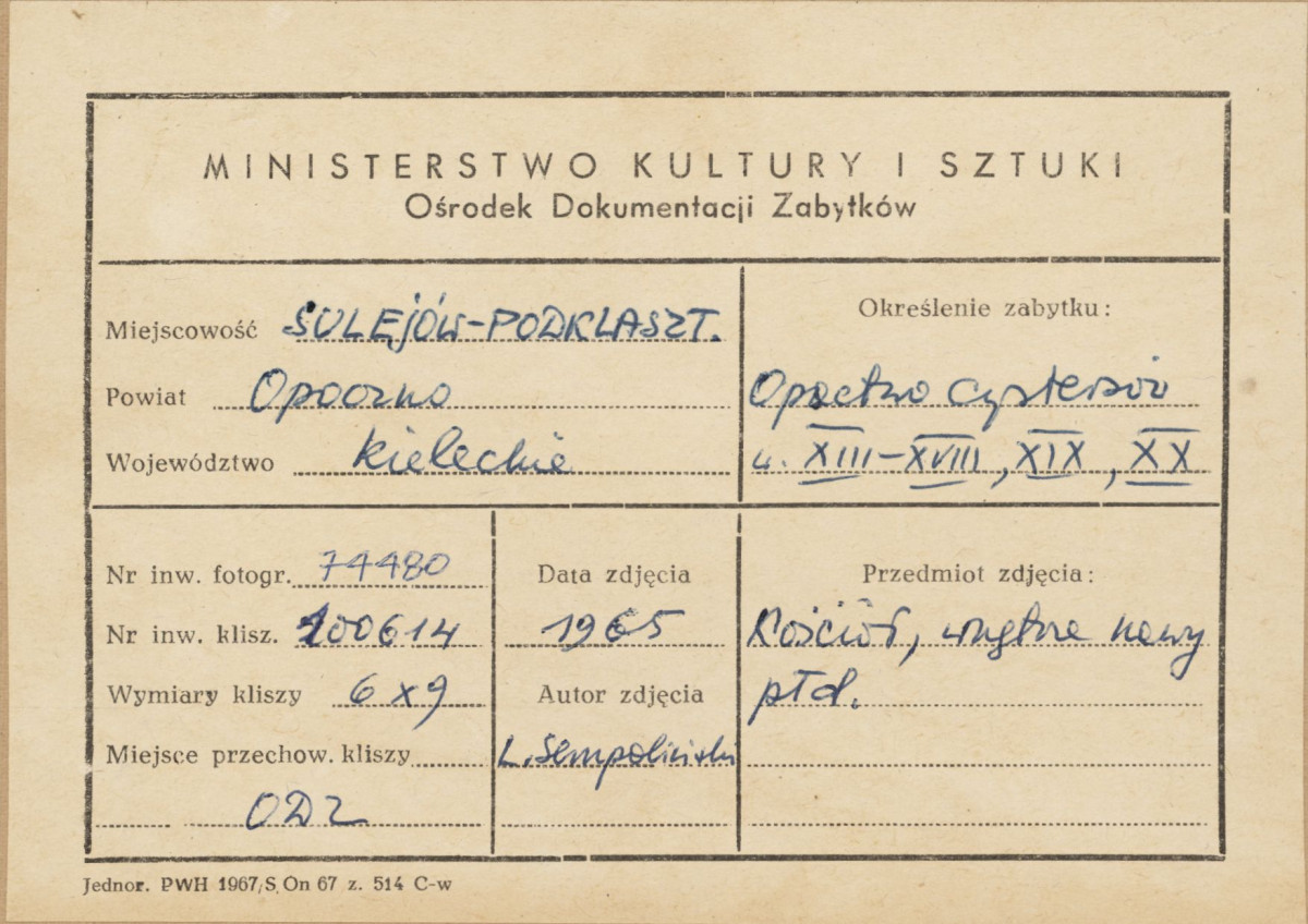 Zespół opactwa cystersów - wnętrze kościoła, widok nawy bocznej płd. - metryczka, skan 1