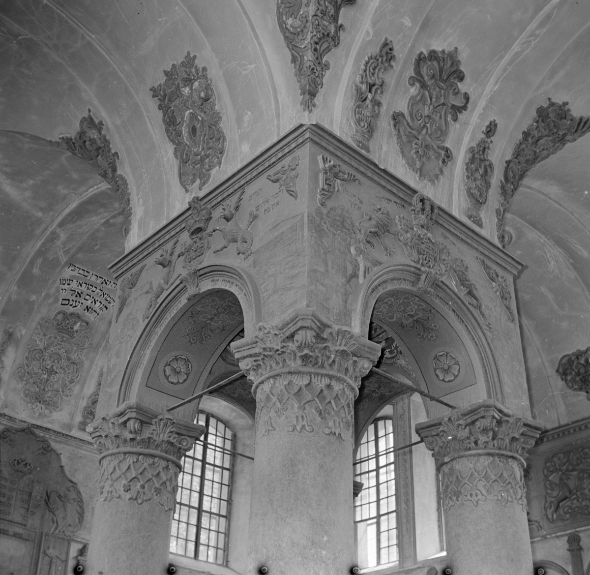 synagoga - wnętrze, zwieńczenie bimy, skan 1