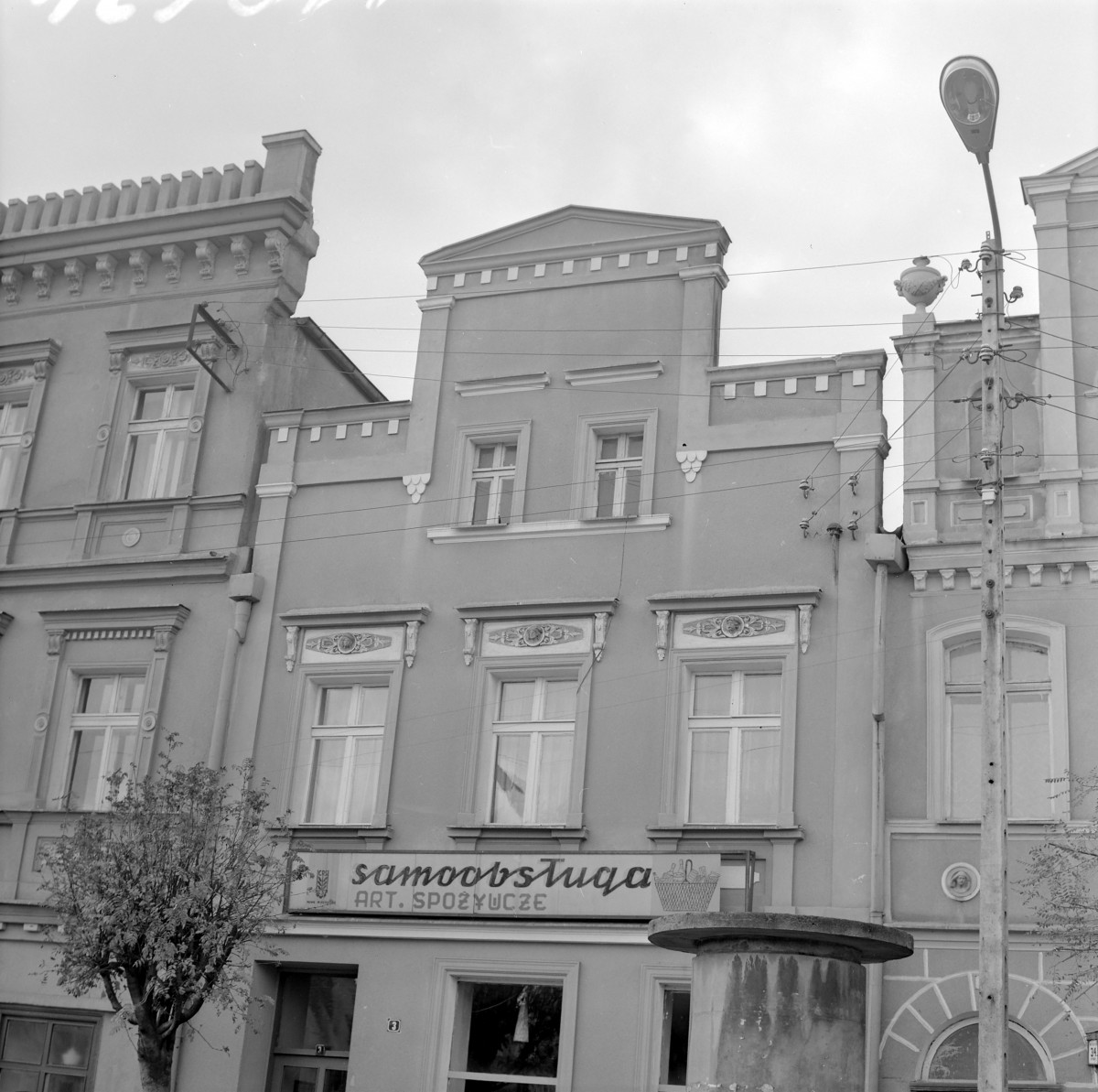 Kamienica - elewacja frontowa barokowo-klasycystyczna. Górna część ozdobiona dekorem rokoko. Attyka w części górnej. , skan 1