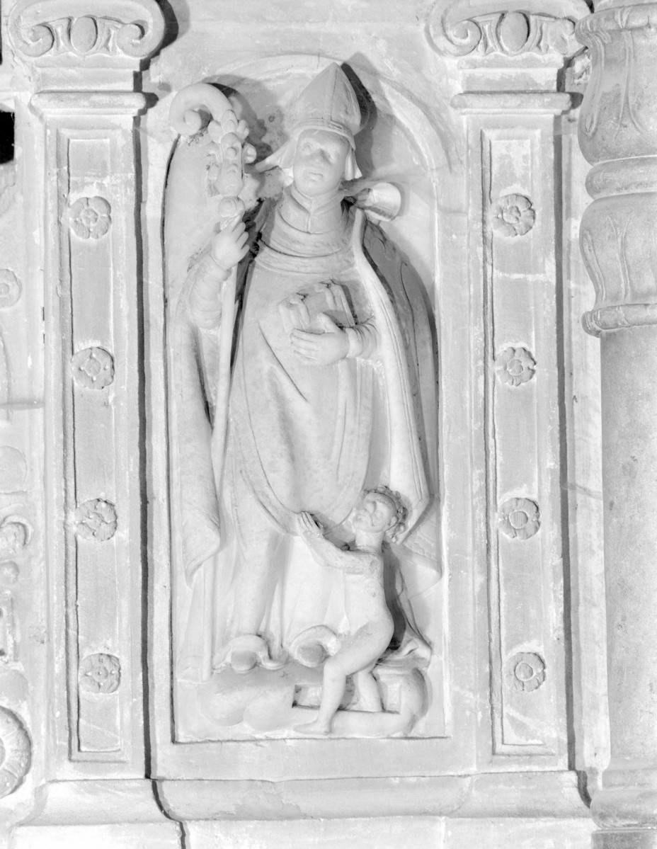 kościół pw. św. Mikołaja - Kaplica Firlejów - wnętrze - ołtarz - scena w polu bocznym postać św. Stanisława Biskupa - rzeźba, skan 1