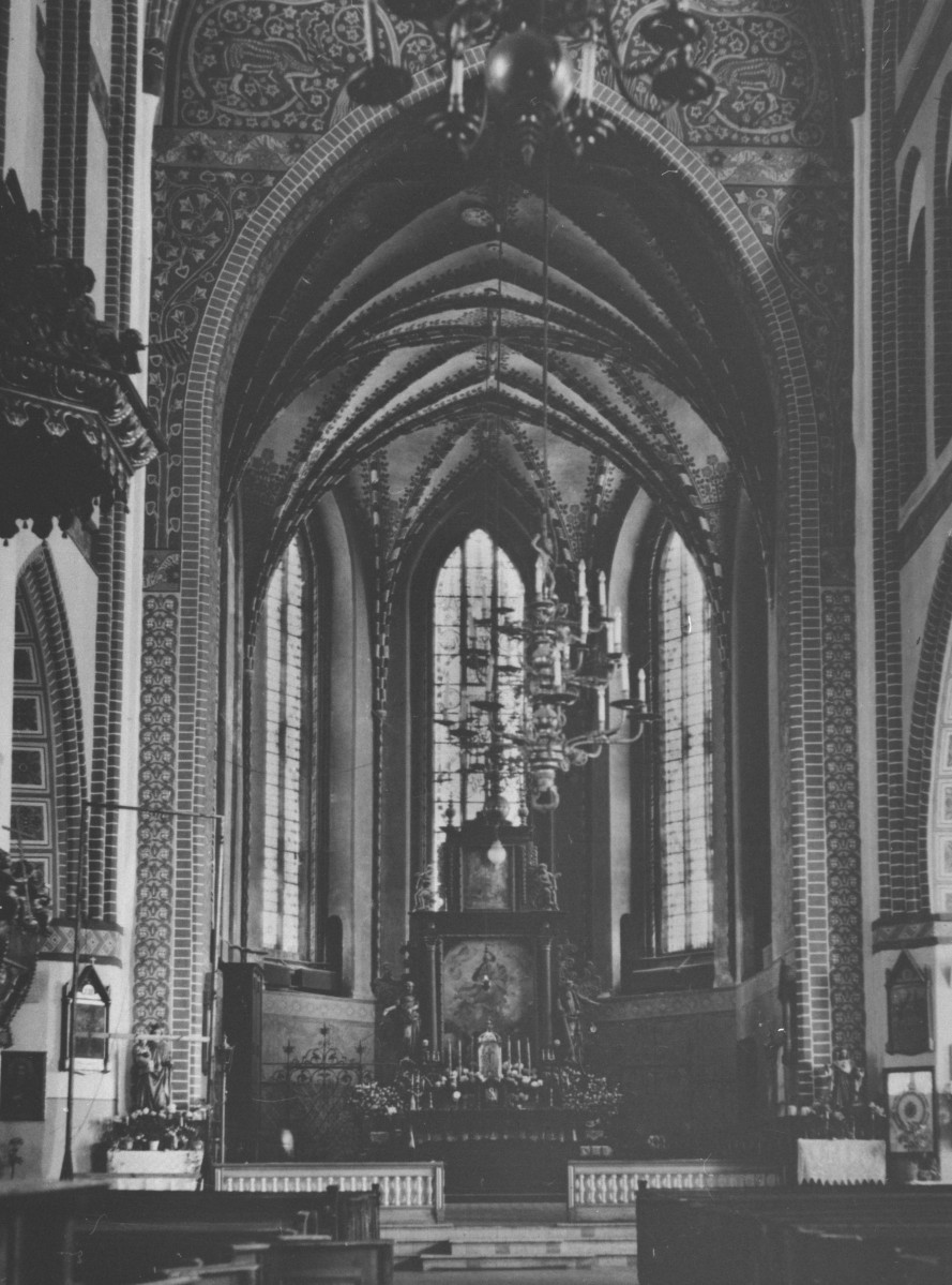 kościół Mariacki - prezbiterium, ołtarz, skan 1