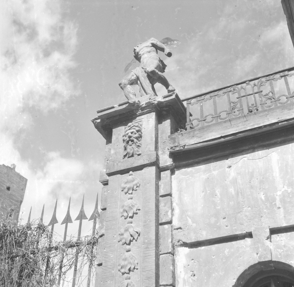 Pałac Teppera-Dückerta "Pałac Pod Czterema Wiatrami". Fragment ogrodzenia pałacu. Detale bramy wjazdowej. , skan 1