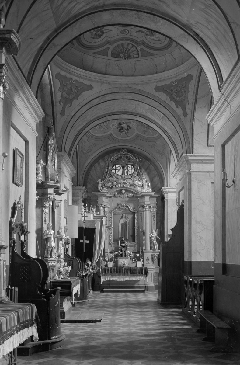 zespół klasztorny Bernardynów, kościół, ob. parafialny pw. Przemienia Pańskiego i św. Michała Archanioła -wnętrze: nawa boczna, skan 1