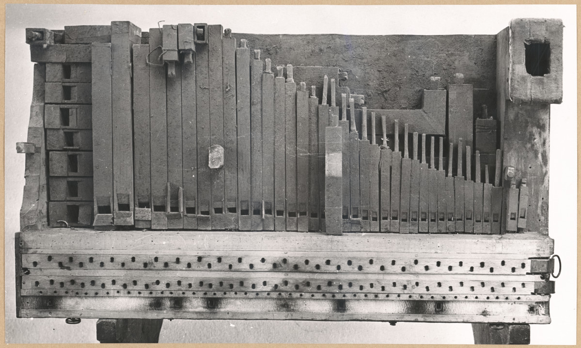 Muzeum Diecezjalne - organy przenośne, fragment wnętrza, widok na wiatrownicę i piszczałki, skan 1