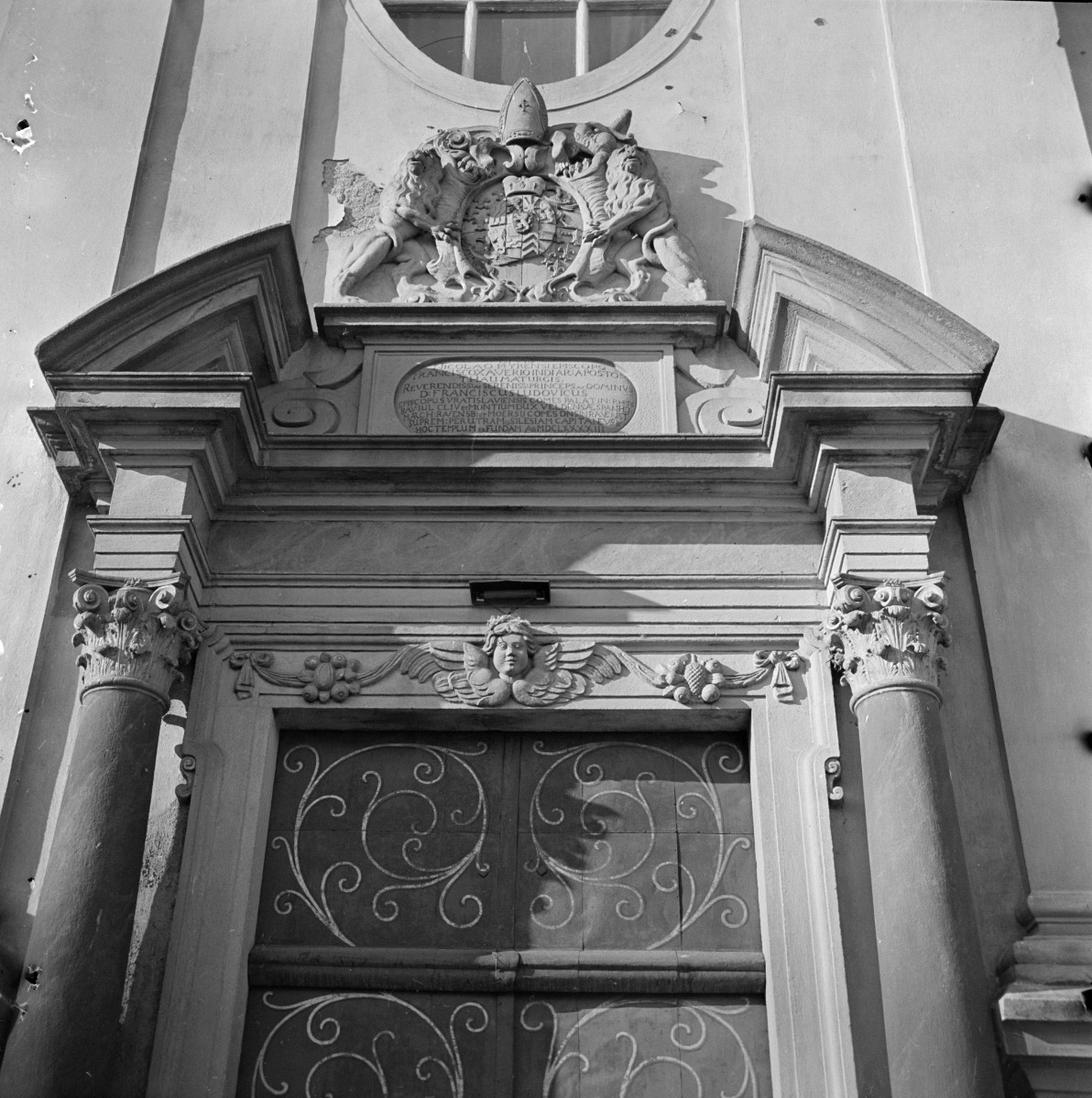 kościół pw. św. Mikołaja i Franciszka Ksawereg - główny portal, skan 1