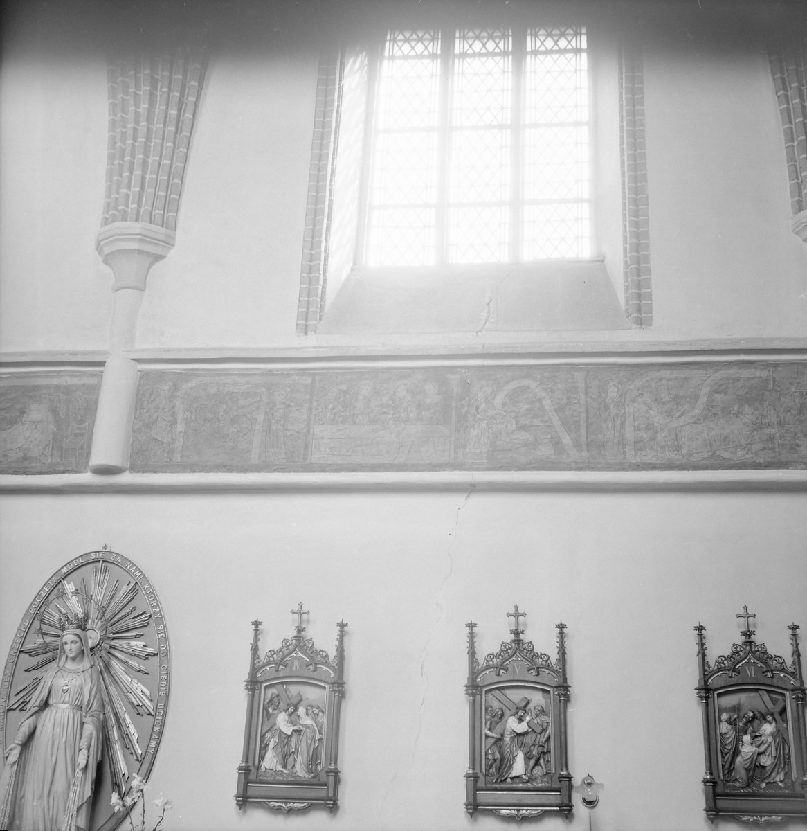 Kościół św. Jan Chrzciciela i św. Jana Ewangelisty - wnętrz kościoła górnego: obrazy drogi krzyżowej i polichromie na ścianei zachodniej., skan 1