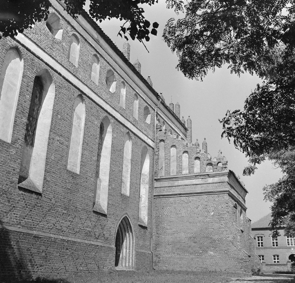 kościół pw. św. Anny - elewacja południowa - fragment z Kaplicą Przemienienia pańskiego, skan 1