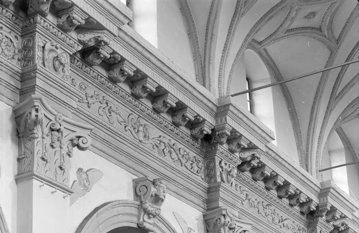 katedra Zmartwychwstania Pańskiego i św. Tomasza Apostoła - wnętrze: fragment gzymsowanie nawy głównej, skan 1