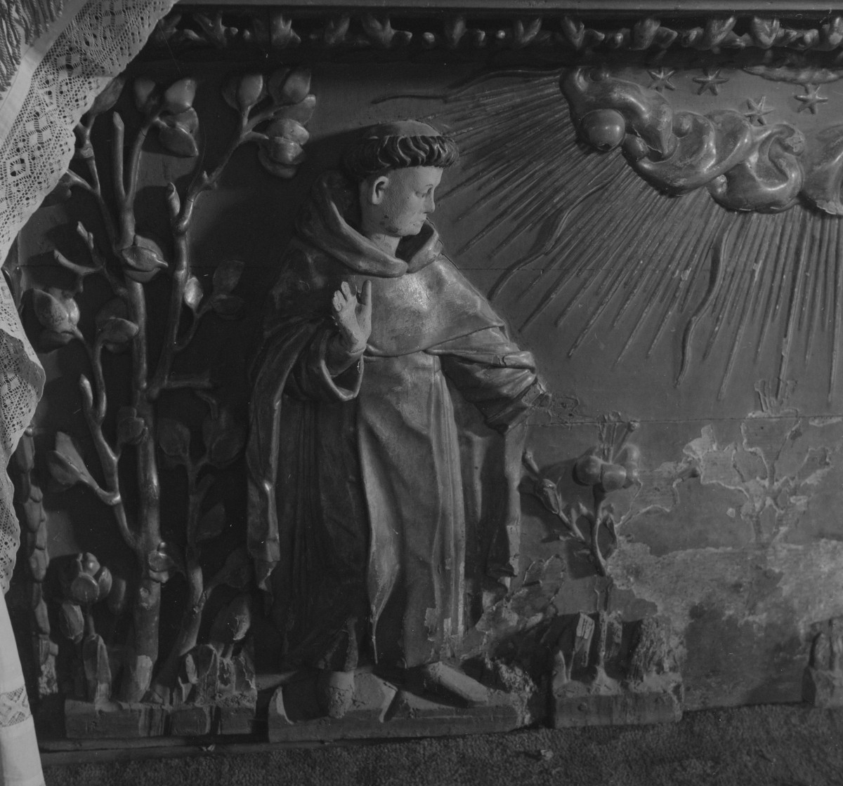 kościół farny pw. Świętej Trójcy - wnętrze: ołtarz boczny lewy - antepedium, fragment, skan 1
