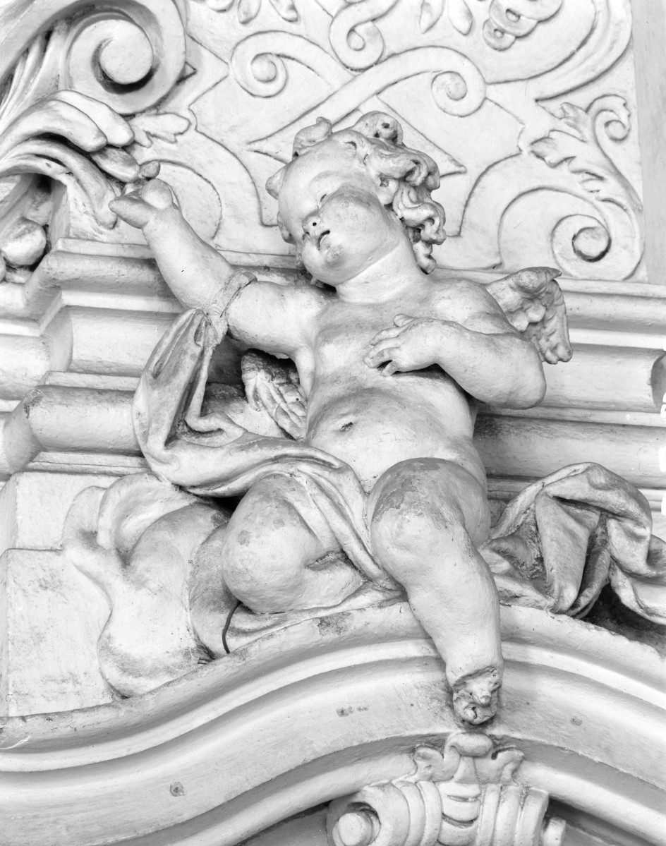 klasztor Benedyktynek - kościół pw. Wniebowzięcia Najświętszej Maryi Panny - wnętrze - nawa główna - dekoracja głowicy filaru - fragment, skan 1