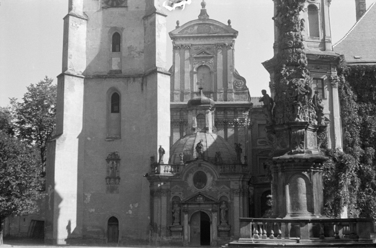 opactwo Cystersów - Kościół pw. Wniebowzięcia Najświętszej Maryii Panny i św. Jana Chrzciciela - widok na wieżę kościoła, fasadę, wejście główne oraz fragment Kolumny Świętej Trójcy, skan 1