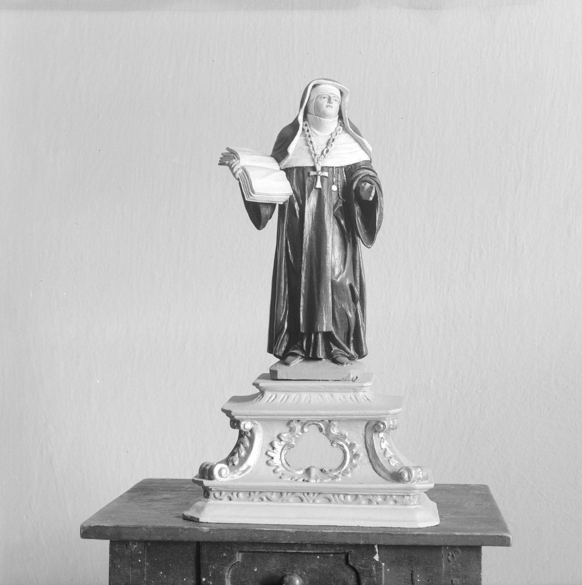 klasztor ss. Mniszek Benedyktynek - zbiory - rzeźba św. Scholastyki z XVIII w., skan 1