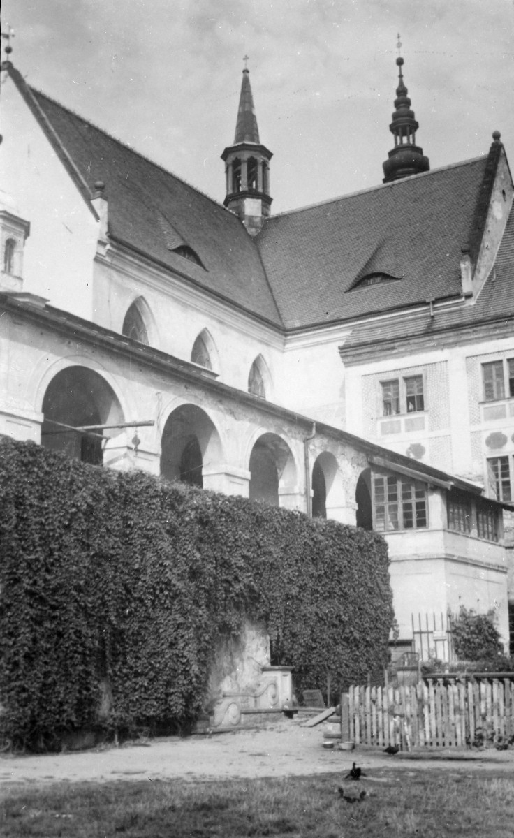 Opactwo Cystersów - krużganki i elewacja, skan 1