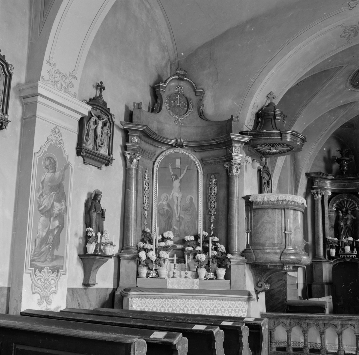 kościół pw. Narodzenia św. Jana Chrzciciela - wnętrze - nawa główna - ołtarz boczny, skan 1