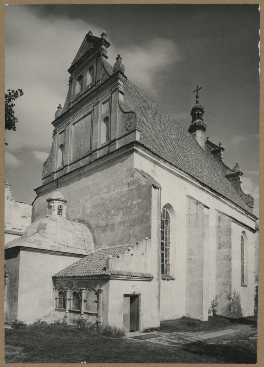 Zespół klasztorny - widok na kościół od strony płd-zach., skan 1