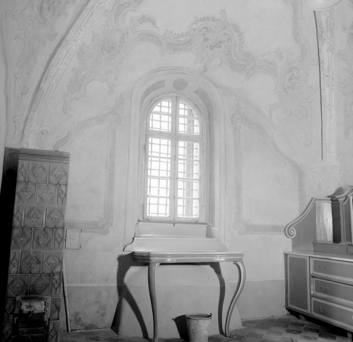 klasztor ss. Mniszek Benedyktynek - kościół pw. Najświętszej Maryi Panny i św. Wojciecha - wnętrze - zakrystia - malowidła na ścianie wschodniej, skan 1