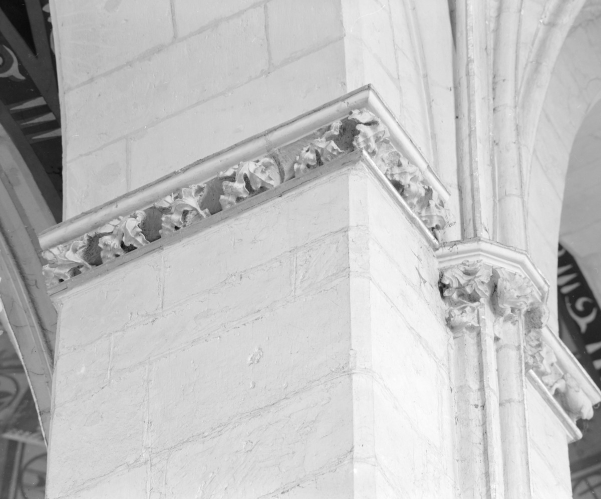 kościół katedralny pw. Narodzenia Najświętszej Marii Panny - wnętrze: gzyms filaru międzynawowego, skan 1