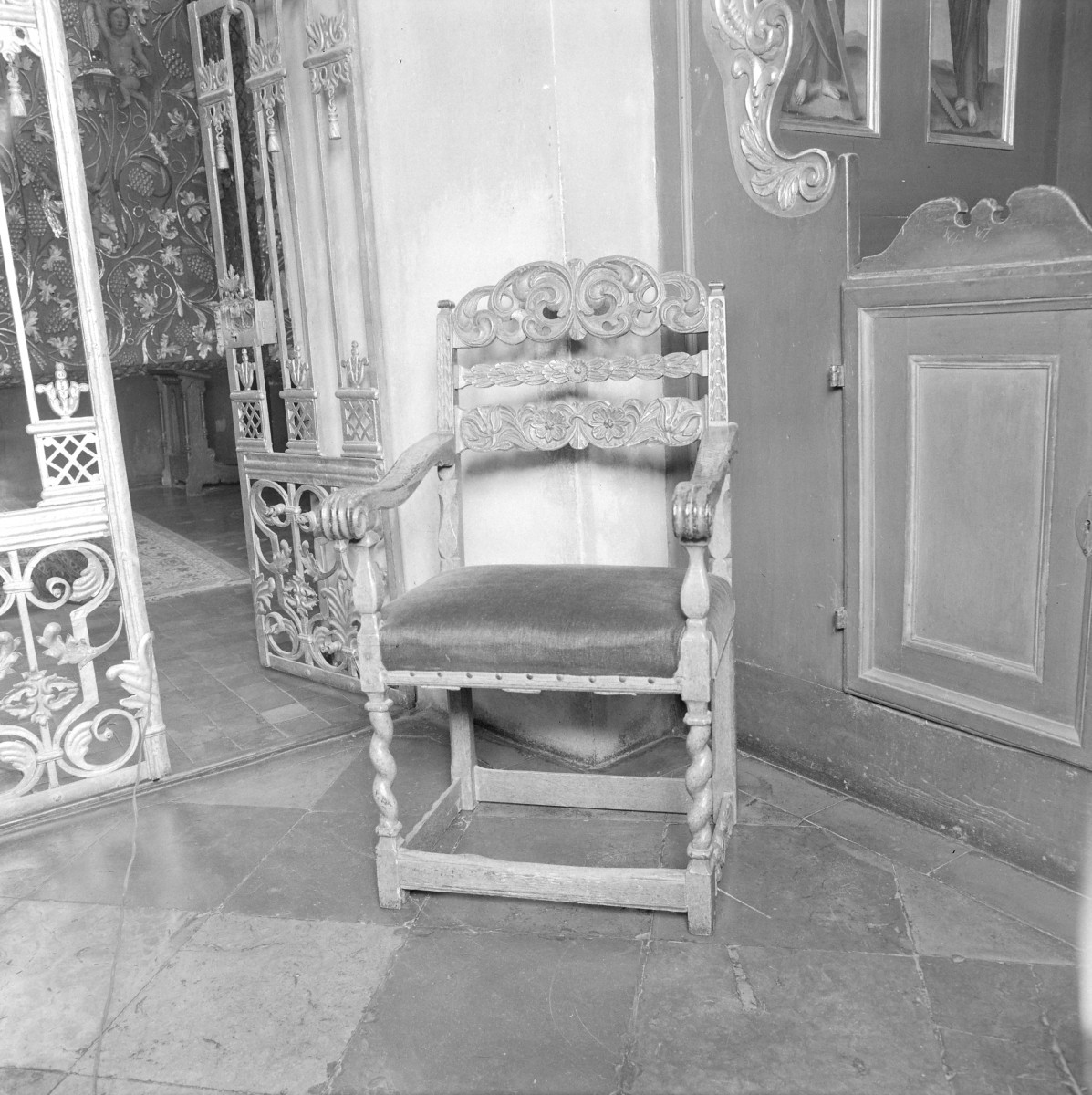 kościół pw. Wniebowzięcia Najświętszej Maryi Panny - zbiory - fotel porowy z XVII w., skan 1