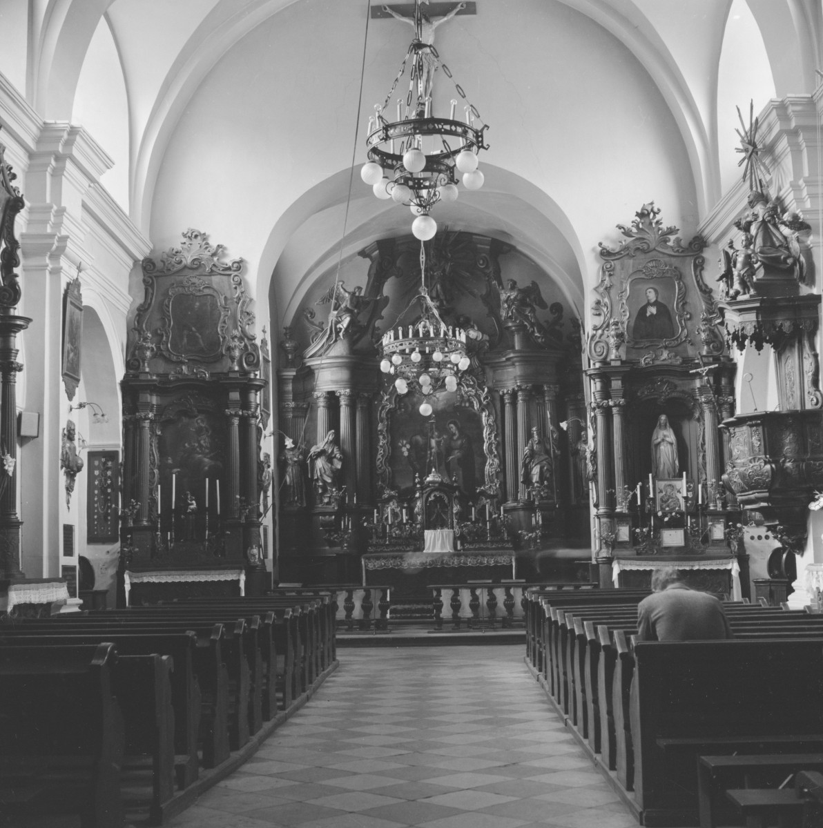 kościół św. Józefa i św. Piotra - wnętrze, ołtarz główny, skan 1